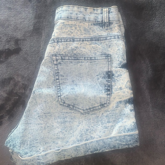 Women’s High-Waisted Acid Wash Denim Shorts - Picture 2 of 5